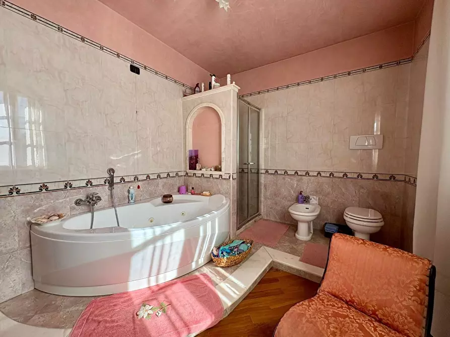 Immagine 17 di Villa in vendita  a Massa