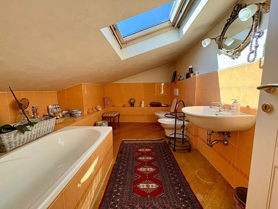 Immagine 21 di Villa in vendita  a Massa