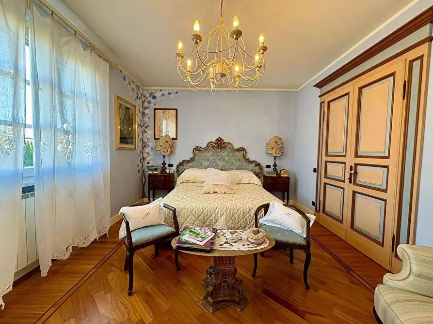 Immagine 10 di Villa in vendita  a Massa