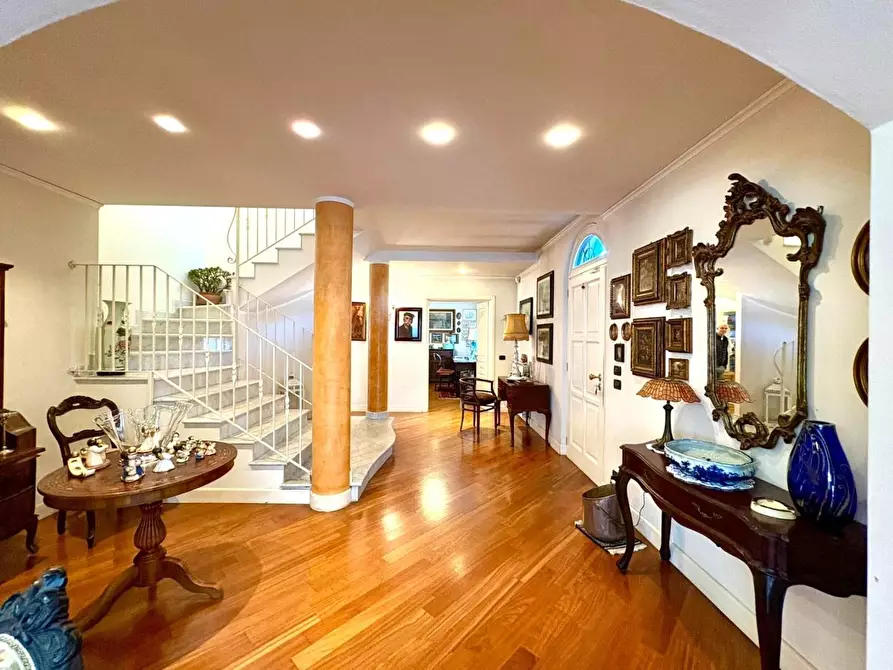 Immagine 6 di Villa in vendita  a Massa