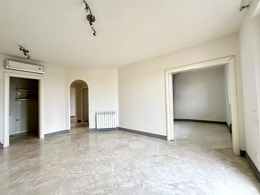 Immagine 8 di Appartamento in vendita  a Lucca