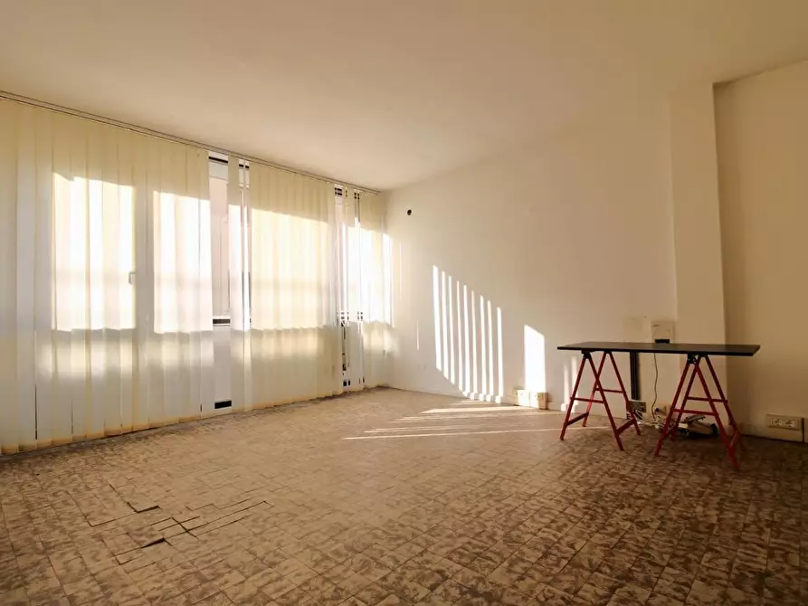 Immagine 5 di Ufficio in affitto  a Cascina