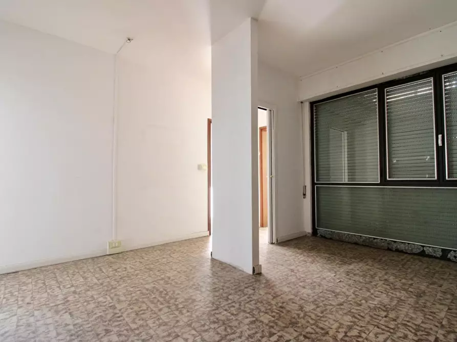 Immagine 6 di Ufficio in affitto  a Cascina