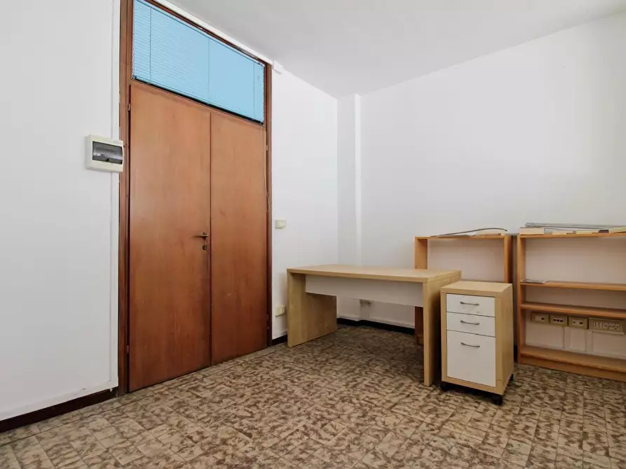 Immagine 2 di Ufficio in affitto  a Cascina