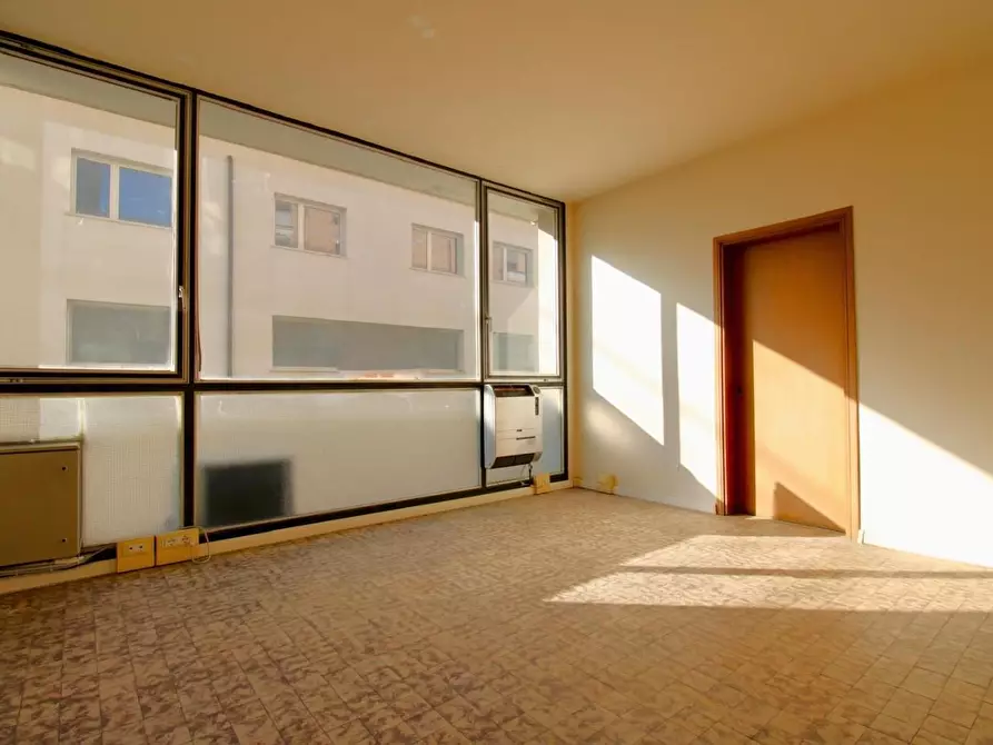 Immagine 1 di Ufficio in affitto  a Cascina