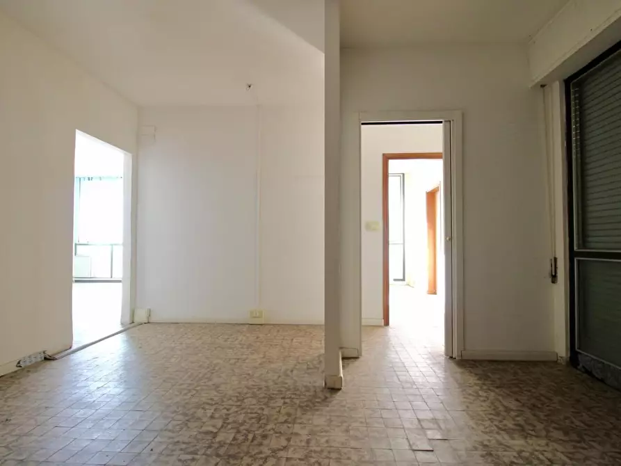 Immagine 7 di Ufficio in affitto  a Cascina