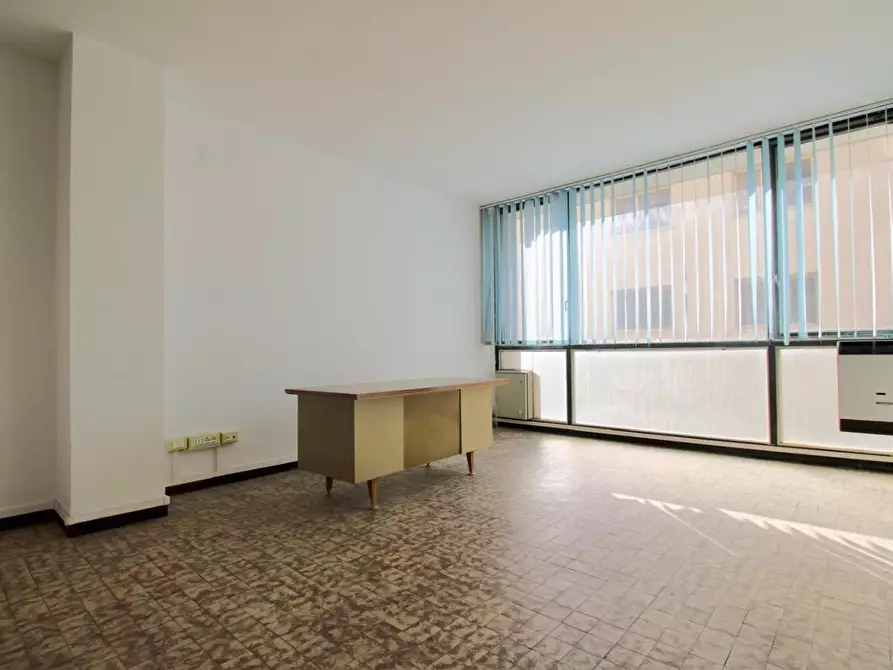 Immagine 4 di Ufficio in affitto  a Cascina