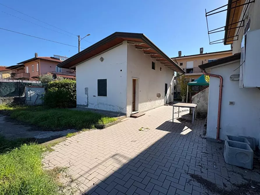 Immagine 6 di Villa in vendita  a Massa