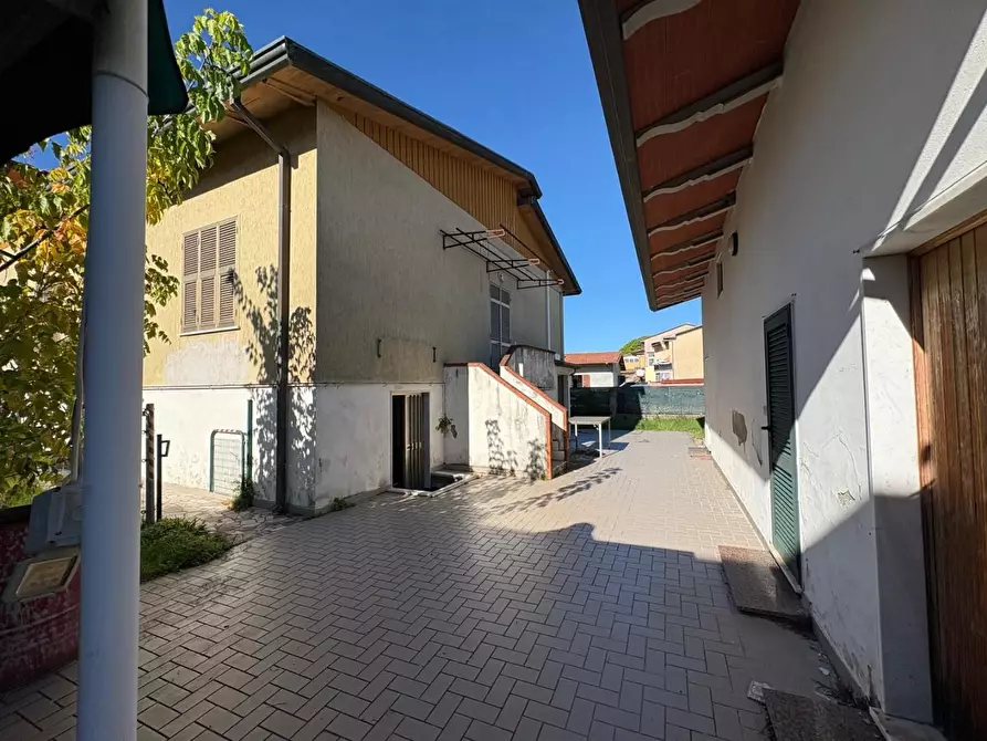 Immagine 4 di Villa in vendita  a Massa