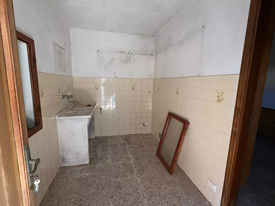 Immagine 7 di Villa in vendita  a Massa