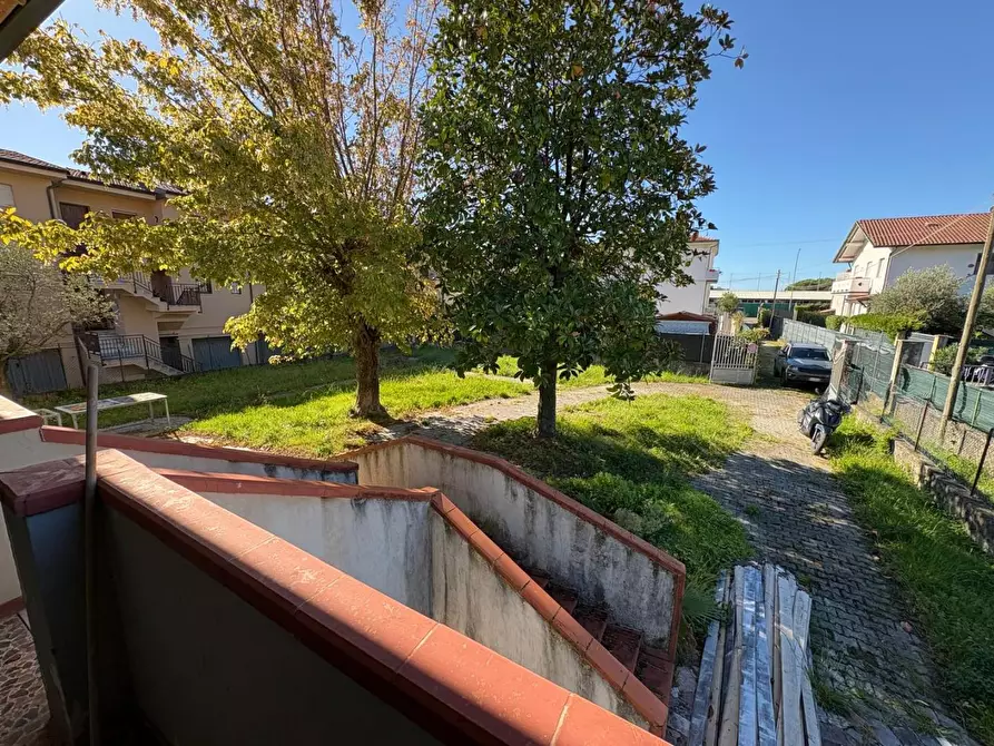 Immagine 17 di Villa in vendita  a Massa