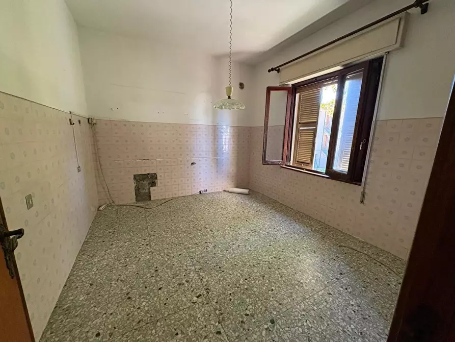 Immagine 21 di Villa in vendita  a Massa