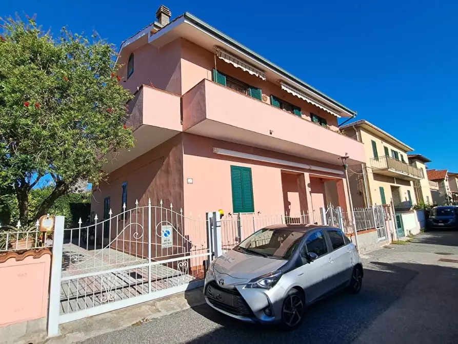 Immagine 1 di Casa trifamiliare in vendita  a Rosignano Marittimo