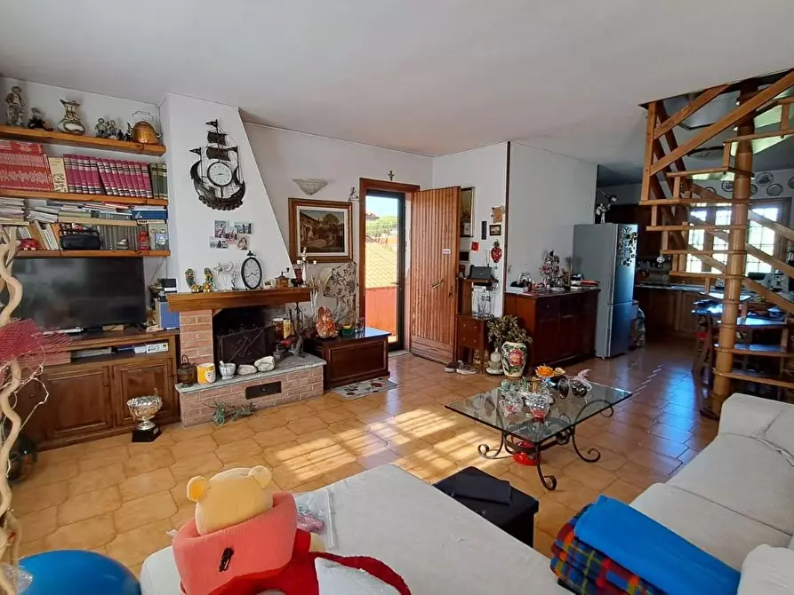 Immagine 10 di Casa trifamiliare in vendita  a Rosignano Marittimo