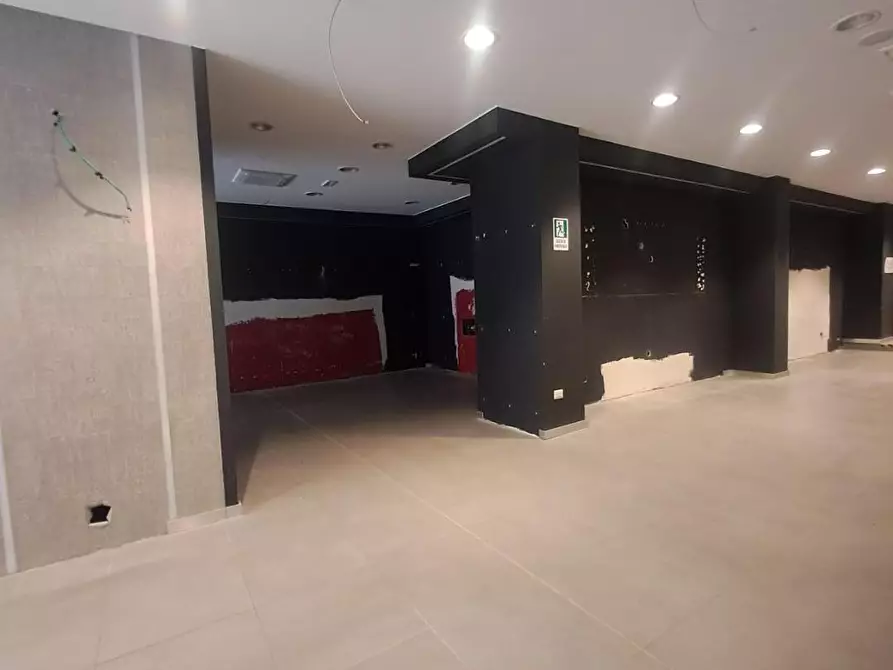 Immagine 15 di Locale commerciale in affitto  a Livorno