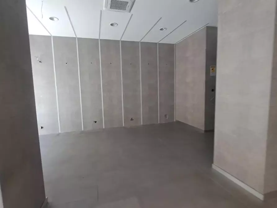 Immagine 5 di Locale commerciale in affitto  a Livorno