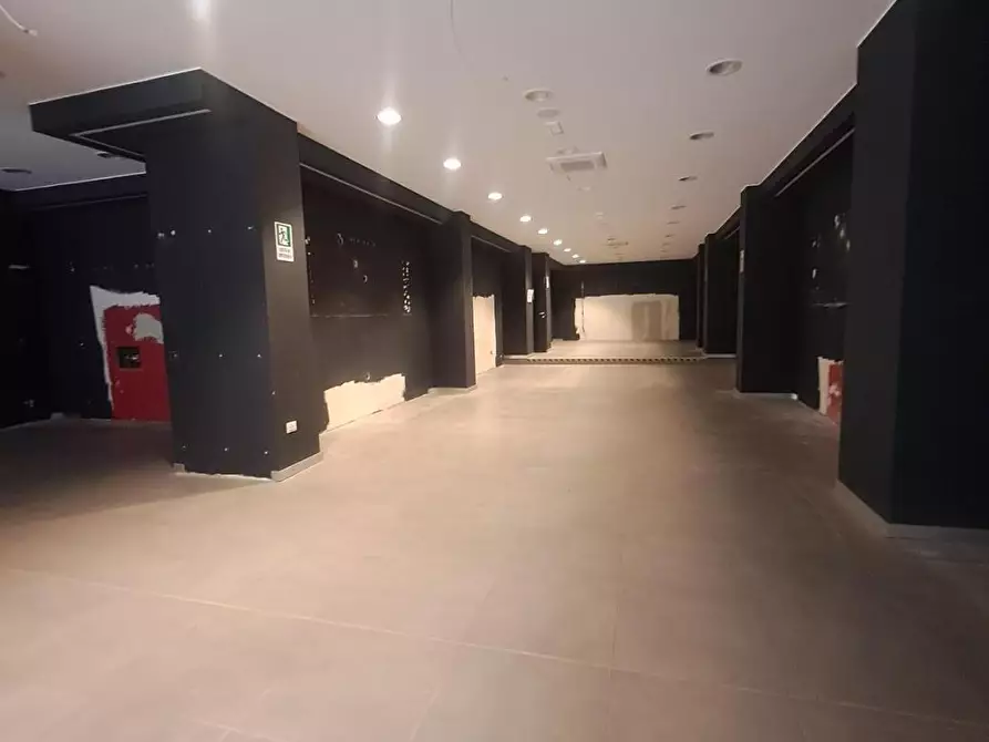 Immagine 14 di Locale commerciale in affitto  a Livorno