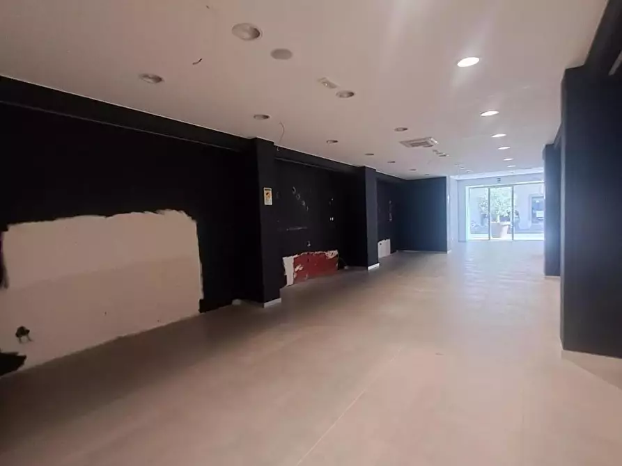 Immagine 10 di Locale commerciale in affitto  a Livorno