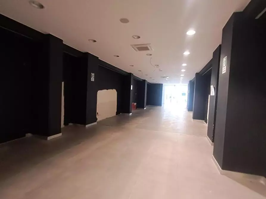 Immagine 9 di Locale commerciale in affitto  a Livorno