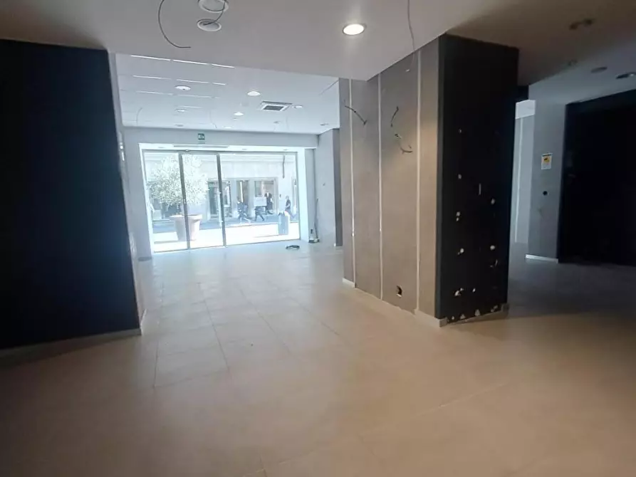 Immagine 13 di Locale commerciale in affitto  a Livorno