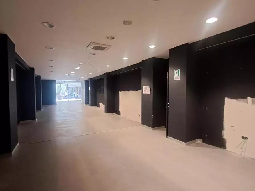 Immagine 8 di Locale commerciale in affitto  a Livorno