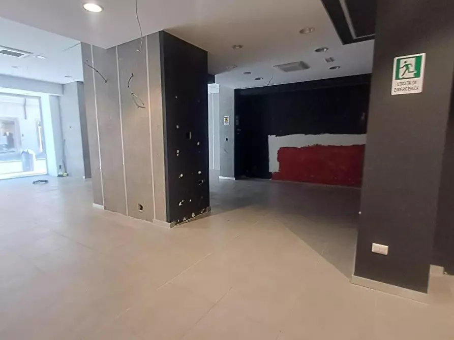 Immagine 12 di Locale commerciale in affitto  a Livorno