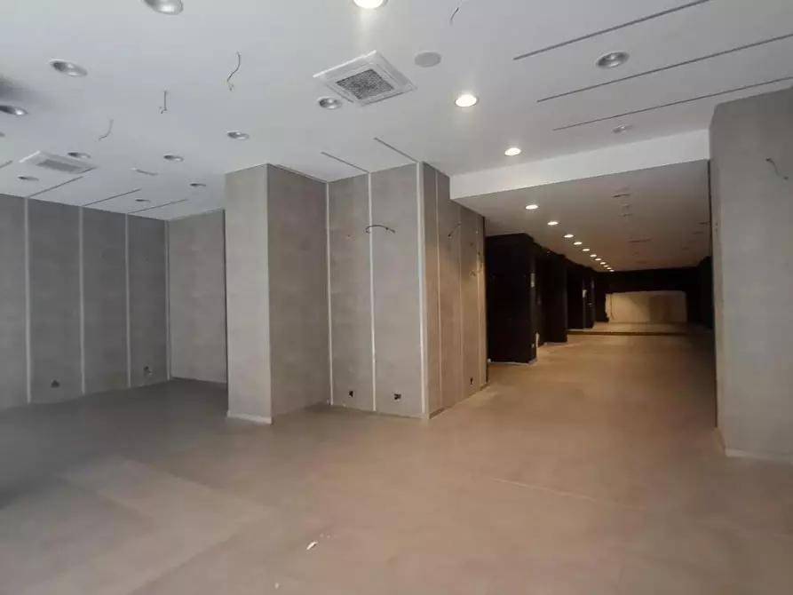 Immagine 3 di Locale commerciale in affitto  a Livorno