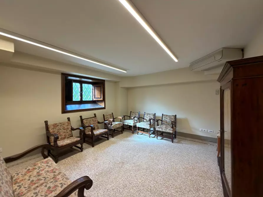 Immagine 27 di Ufficio in affitto  a Lucca