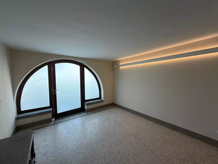 Immagine 1 di Ufficio in affitto  a Lucca