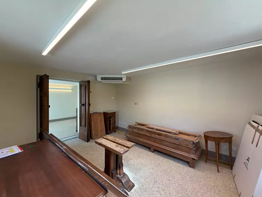 Immagine 7 di Ufficio in affitto  a Lucca