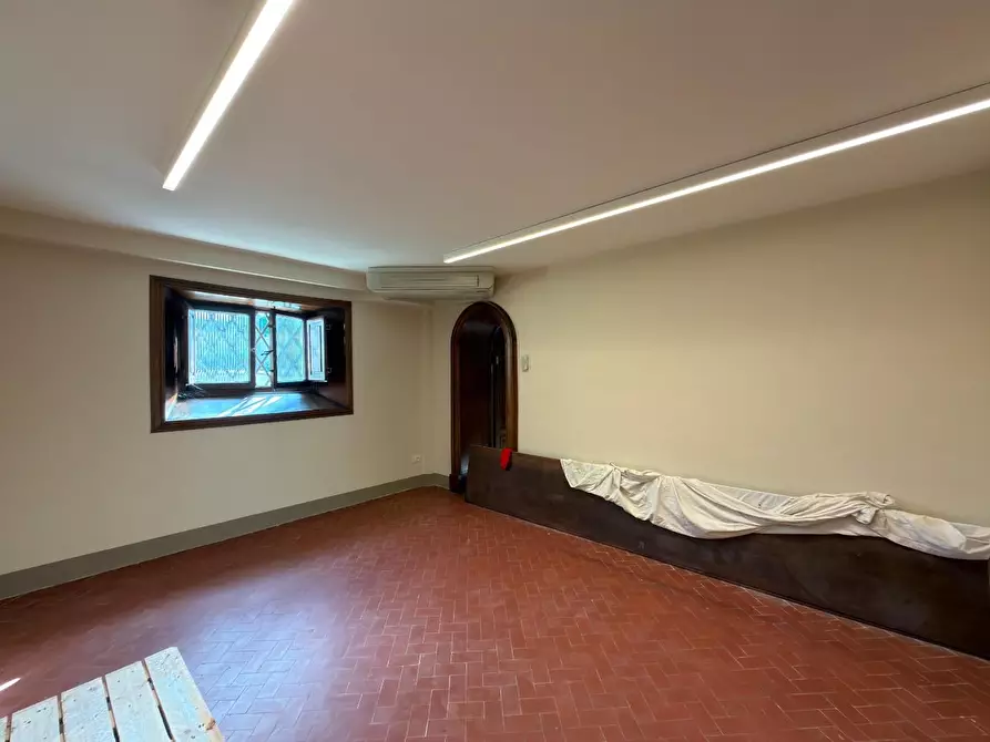 Immagine 15 di Ufficio in affitto  a Lucca