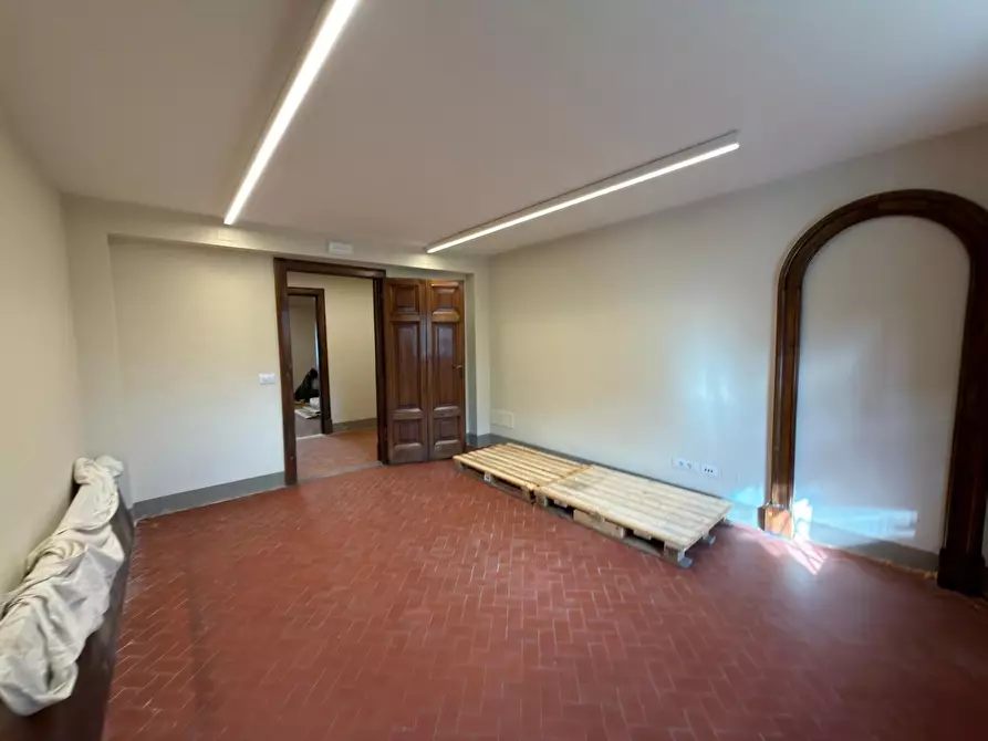 Immagine 17 di Ufficio in affitto  a Lucca