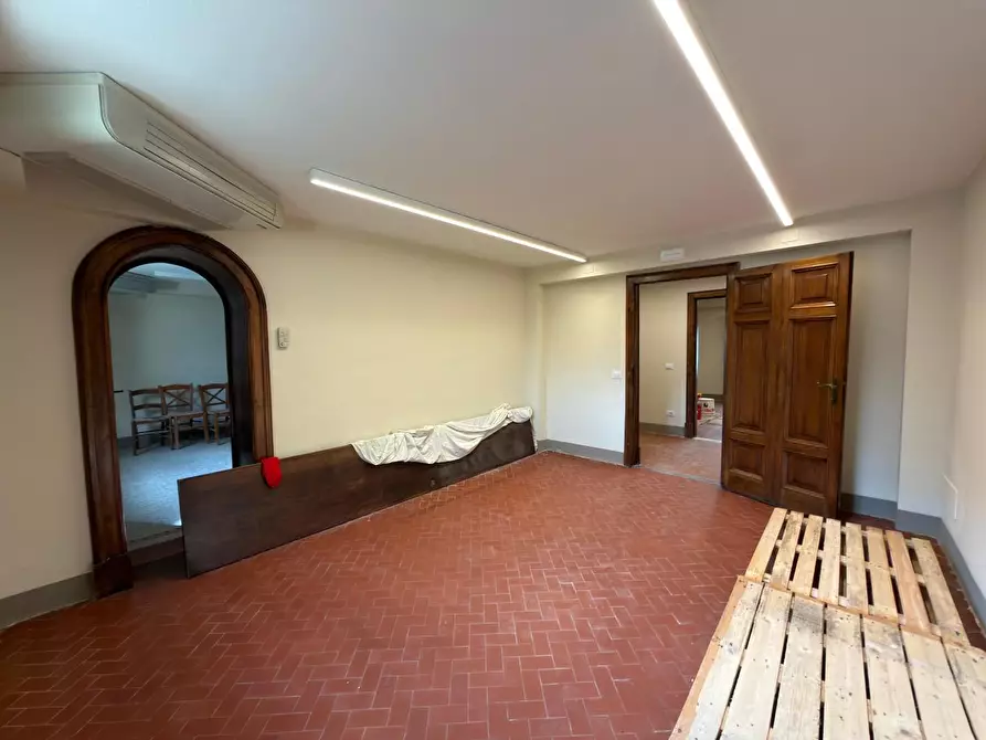 Immagine 16 di Ufficio in affitto  a Lucca