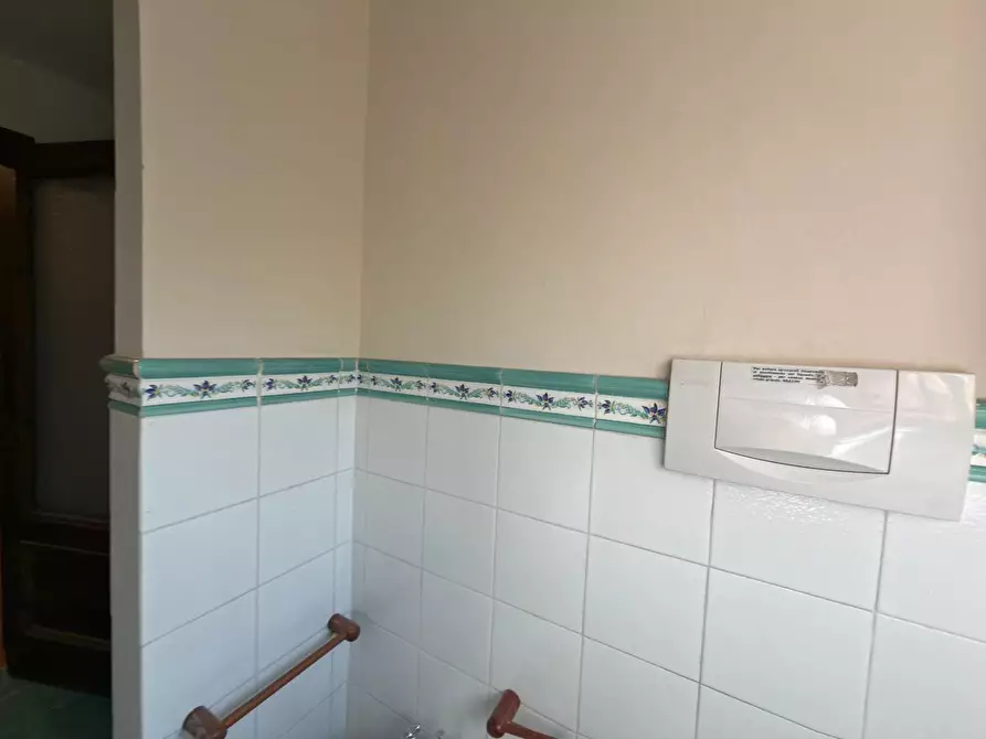 Immagine 25 di Ufficio in affitto  a Lucca