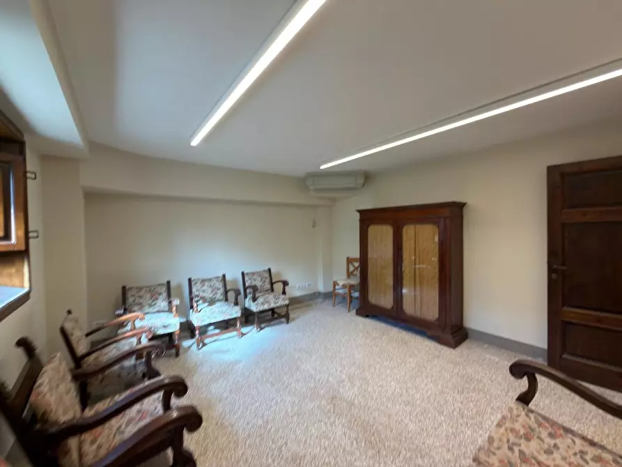 Immagine 30 di Ufficio in affitto  a Lucca