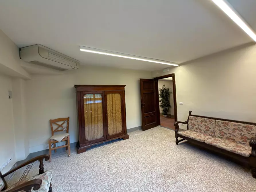 Immagine 29 di Ufficio in affitto  a Lucca