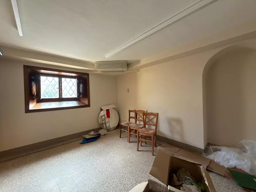 Immagine 22 di Ufficio in affitto  a Lucca