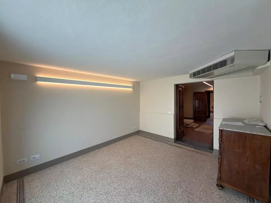 Immagine 4 di Ufficio in affitto  a Lucca