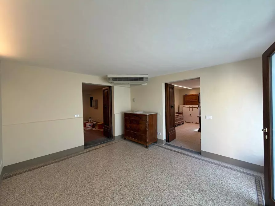 Immagine 3 di Ufficio in affitto  a Lucca