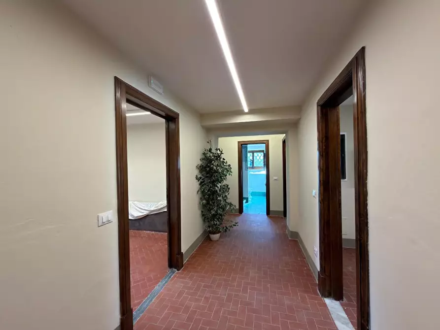 Immagine 13 di Ufficio in affitto  a Lucca