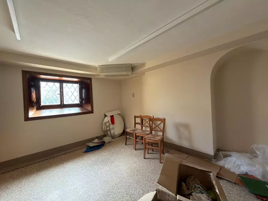 Immagine 21 di Ufficio in affitto  a Lucca