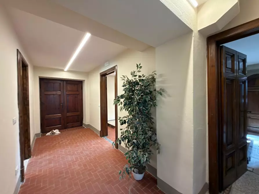 Immagine 23 di Ufficio in affitto  a Lucca