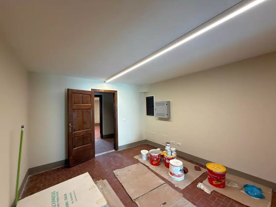 Immagine 10 di Ufficio in affitto  a Lucca