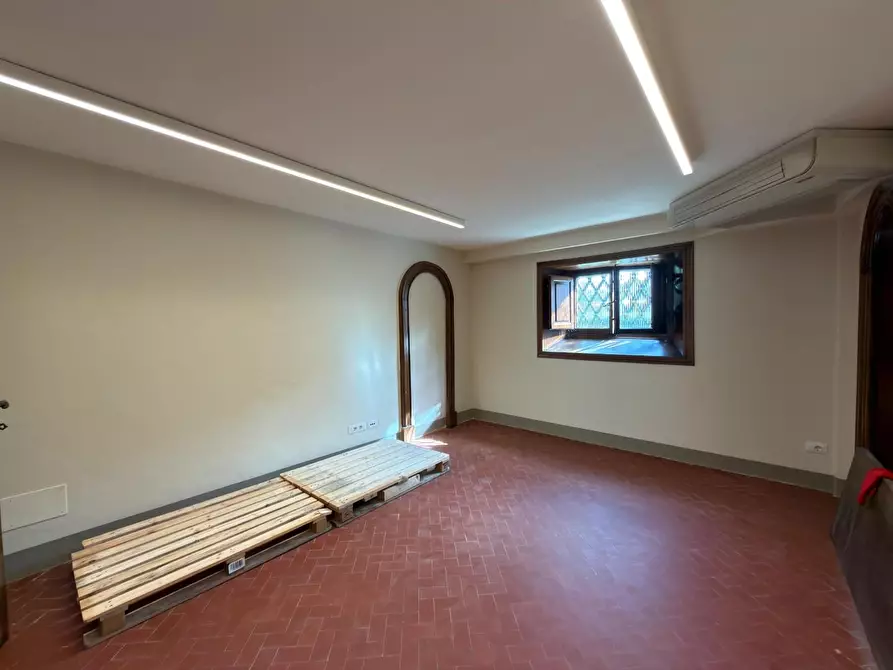 Immagine 14 di Ufficio in affitto  a Lucca