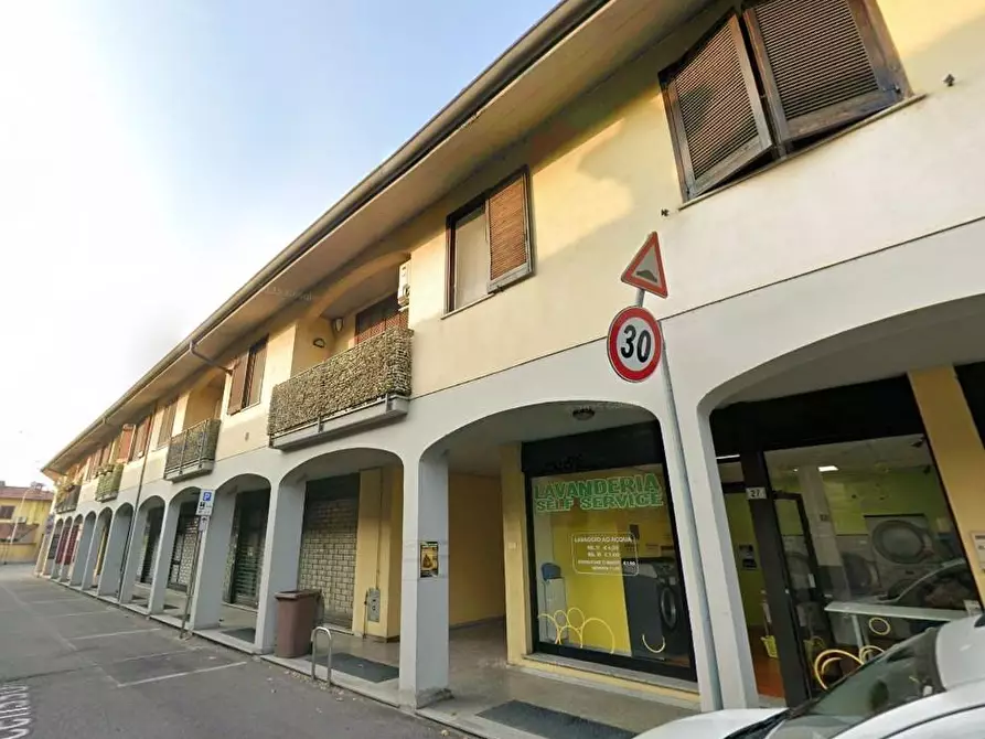 Immagine 1 di Negozio in vendita  a Cerro Maggiore