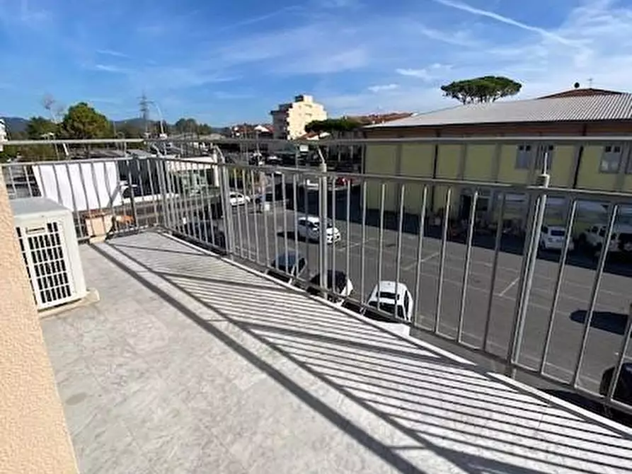 Immagine 11 di Appartamento in vendita  a Viareggio