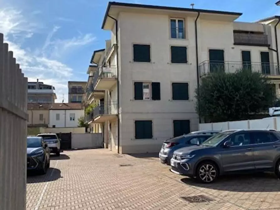 Immagine 12 di Appartamento in vendita  a Viareggio