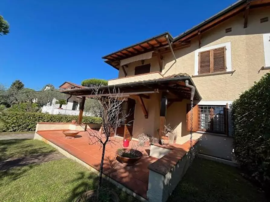 Immagine 25 di Casa bifamiliare in vendita  a Camaiore