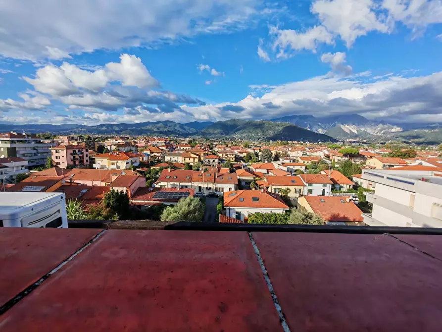 Immagine 1 di Mansarda in vendita  a Carrara