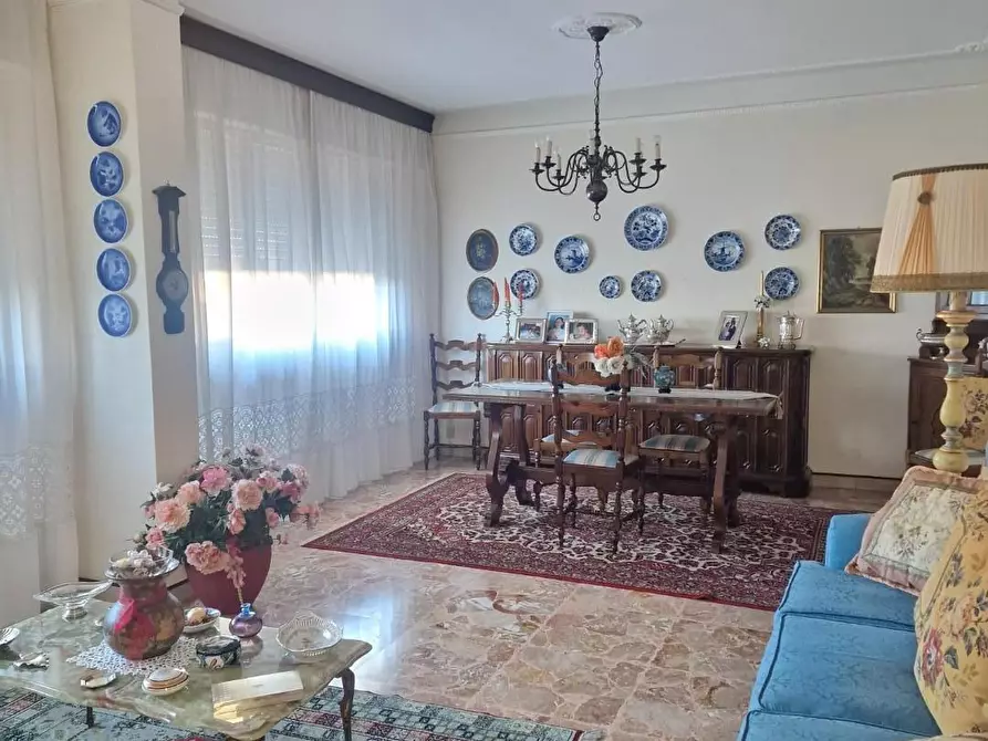 Immagine 2 di Appartamento in vendita  a Carrara